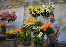 Guido Veelen met een mooie potlelie in de hand, is toch stiekem naast een aantal Cala's gaan staan. Hij is de Cala man van Zabo Plant.