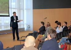 Dick Veerman asked the audience for their opinion.