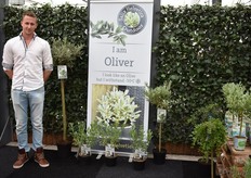 Han van der Honing van Salixkwekerij Bontekoe bij hun paradepaardje, de Salix Helvetica