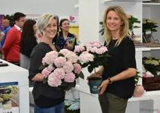 Eline vd Hoek & Sabine vd Bos (Kolster bv en Magical plants & Flowers resp.) met de Magical hortensia