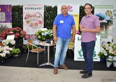 Leendert van Kwekerij Leendert de Vos bv. met een klant