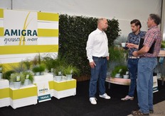 Erik van der Voort (Amrigra Grasses) druk in gesprek met Peter van Planttip en een klant uit Engeland