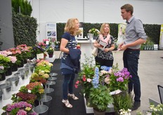 Koen van De Jong plant bv. in gesprek met 2 geïnteresseerde dames uit de UK