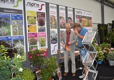 Sapho, helemaal uit Frankrijk gekomen om het assortiment te showen. Op de foto Olivier Pantin met een klant