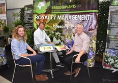 Ronald Laman (midden), gezellig in gesprek met twee bezoekers