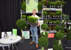 De kers verse verkoper van Royal Flora Holland, Rick den Hertog. Hij staat op de berus voor Boomkwekerij J.A. Laban.