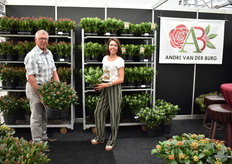 Vader en dochter, André en Joyce vd Burg. André laat ons zijn Rubella zien terwijlJoyce ons de Fragant Cloud showt.