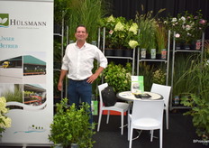 Hans Vlekke van Royal Flora Holland staat deze beurs voor meerdere kwekers maar hier staat hij bij kwekerij Hülsmann.