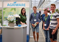 Anniek v/ Aert van Mprise in gepsrek met drie studenten van Wageningen Universtiteit, alle drie werkzaam bij Lakei.