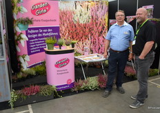 Rudold Sterkel van Garden Girls samen met een geïnteresseerde bezoeker.