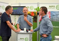 Remco Jansen en Raymond Scheepers in gesprek met Arie Boelhouwers van Waterdrinker, aan de linkerkant.
