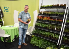 Corne van Oorschot van Ergon kwekerij Eindhoven stond ook op de beurs met zijn jongeplanten.