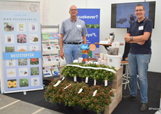 Ronald Vervloed en Tom Vos van Gebr. Eveleen. Ze staan bij hun nieuwe geïntregeerde bestrijdingsmiddelen.