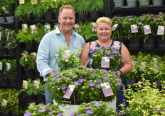 "Ad v. Heesbeen samen met zijn vrouw Annemarie, van Asra Plant. Ze laten ons beide pareltjes zien uit hun concept "Sense of Nature". Ad heeft de Euonymus "Goldmine" vast en Annemarie showt ons hun kersverse Mini Mels. Die ze deze beurs geïntroduceerd hebben."