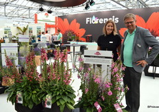 Jan Eppinga en Yvonne van Rijn van Florensis, dat flink uitpakte. Zo waren er verschillende noviteiten en verbeteringen te melden in het assortiment Echinacea, in de lavels, in de salvia's en tot slot & zoals op de foto te zien in de Digitalis. Op de voorgrond prijkt de Panther, opgekweekt uit zaad maar zelf geen zaad vormend, bloeiend tot diep in het najaar en compacter in het blad.