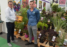 Johan en Michiel Stolwijk van Joh. Stolwijk & Sohne uit Boskoop. Deze Saskatoon berry, op goed Hollands een krentenboompje, is nieuw in het assortiment. De bessen kunnen overal voor gebruikt worden, zo zitten ze o.a. in muffins, en zouden ook bij u in de tuin prima kunnen groeien (in mei heb je bessen, maar doe je dan goed snoeien, dan kan er later in het jaar nogmaals geoogst worden).