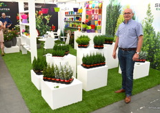 John van Kouwenhoven van (o.a.) Sluiter Ellwoodii. De boomkweker heeft in feite twee zusterbedrijven: onder de naam SL-Pots produceert het eigen potten, en voor De Ruiter doet men de opkweek van de Rosa Terrazza rozen.