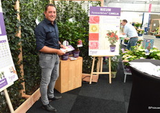 Michael Loots van Forever&Ever. Nieuw in het assortiment is de Camelia, een plant die al vanaf het vroege voorjaar voor kleur in de tuin zorgt.