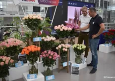 Jaap Buis en Aart Buizer, beide van Fresco Flowers en druk in gesprek over een van de rozen. Ze presenteerden van iedere kweker twee soorten rozen.