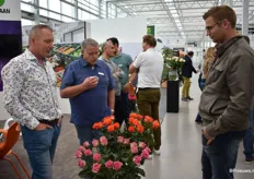 Bert Middelkoop van Zuurbier & Co inspecteert samen met de twee veilingmeesters van locatie Rijnsburg Bram Breevaart en Erwin Crispijn naar de rozen.