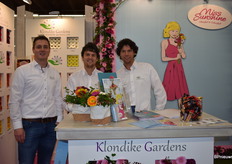 Tom en Ruud van Leeuwen samen met Leon Kuijt van Royal Flora Holland. Ze stonden met hun merk de Miss Sunshine op de beurs te shinen.