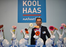 Arjan Koolhaas met zijn hazen.