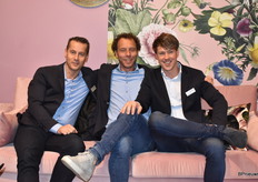 Marco vd Werff, Dave Hoekstra & Ruud Jonkheer van Koenpack lekker knus bij elkaar op hun comfy bank.