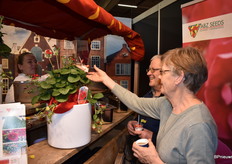 Twee hongerige bezoekers kwamen lekker ijs met aardbeien eten bij de stand van ABZ Seeds.