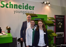 Hier hebben we Evert-Jan Zuijtjes samen met Annik Wormand en Zsófia Limó. Allemaal van Schneider. Zsófia had de stand weer erg netjes ontworpen dit jaar.