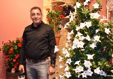 Renze Huizenga van MNP Flowers met hun Sundaville. Erwin had weer goed zijn best gedaan bij het ontwerpen van de stand, het stond er weer netjes bij.