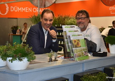 Arno Treuren van African Roots samen met een klant in gesprek.