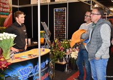 Jeroen Stoop van VWS Flowerbulbs in gesprek met een klant.