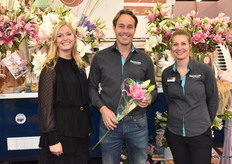 Felicia vd Bos van samen met Jaap Moerman en Marianne Stolze bij hun Rose Lily wagen waar iedereen een mooie lelie kon krijgen.