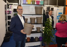 Jorg Swagemakers van Van Krimpen. Een primeurtje dit jaar is dat Van Krimpen voorhet eerst een assortiment sierpotten lanceert, de Elegance serie, die in 9 verschillende maatsjes voor handen zal zijn.