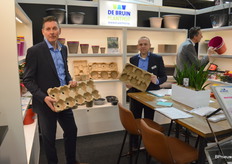 De Bruin Plantpot heeft hoge verwachtingen van de kartonnen tray. In feite precies hetzelfde ding als voor de eieren, alleen was altijd het water een puntje van zorg. Met een soort watervaste gel is dat echter te verhelpen, vertellen Ted Verbraeken en Everard de Bruin.