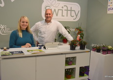 Britt Zijlmans van V/d Lught, tegenwoordig onderdeel van Plantise, samen met sales manager van FloraHolland Ruud Emmerick.