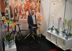 Butterfly Orchids verlootte een gelikt modelletje racefiets onder haar klanten. Dit model is  voor de show, de winnaar mag langskomen om hem op maat te laten afstellen. Op de foto Hans Bok.