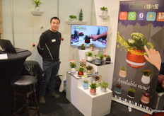 Stephen van het Chineze Plantiano, een bedrijf dat het plantpotje met ingebouwde bewegingssensor frabiceert, dat, wanneer men de plant in de pot aanraakt, tonen laat horen. En aldus is de plant te bespelen. Kwekerij Mariënoord is de exclusieve dealer van Plantiano in Nederland.