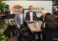 De jongelui en iets oudere jongeheer Bakker van Mondo Verde, druk in gesprek met bezoekers