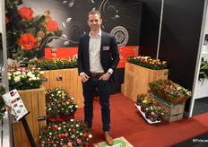 Wouter van der Harg, zoon van en beoogd troonopvolger, vertelt over de nieuwe soortjes. Een daarvan is de Belami, Rosa Kordana Grande, waarvan het kenmerk inderdaad een opvallend grote bloem is.