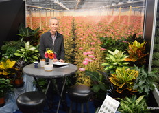 Ben Knijnenburg, van oudsher gerberakweker maar nu voor een deel over op kamerplanten. Binnenkort stop hij helemaal met kweken, hij heeft onlangs zijn kas verkocht.