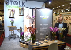 Stolk Orchids heeft in feite twee nieuwtjes, zo vertelt Corstiaan Stolk. Het eerste is een papieren hoes, waarmee momenteel en in reactie op het plastic vraagstuk geexperimenteerd wordt; en de orchid2, twee orchideeen in één pot, waarbij in praktisch alle randzaken op duurzxame wijze is voorzien. Deze Orchid2 is vanaf januari beschikbaar.