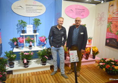 Jeffrey van den Burg van Sunshine Grow, dat vanaf volgend jaar ook citrusplantjes in het assortiment zal opnemen, en ook belooft oleander op stam te gaan produceren. Links het assortiment wat in Spanje gekweekt wordt, recht dat wat uit de Nederlandse kas komt. En natuurlijk zien van de man die het allemaal goed weet te verkopen, Jan Ekelmans.