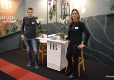Jan en Erika van Hoog Bos. Als een van de orchideeenkwekers hebben ook zij het afgelopen jaar e.e.a. moeten incasseren, maar onder de streep komt men nog altijd op zwarte cijfers, vertelt Jan.