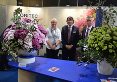 Elly van Kampen,  Harry Boers en Fred van der Meer van Floritec. Links schittert de Romance, rechts het nieuwe soortje Aurora