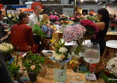 Een drukte van jewelste in de stand bij Dekker Chrysaten. Op de foto Warja Abrosimova in actie