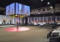 Jack Goossens, voorzitter van RvC, leidt de ALV