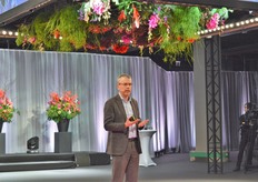 Steven van Schilfgaarde spreekt de vergadering toe