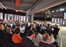 In de zaal waren ongeveer 225 leden aanwezig. Op afstand keken en stemden nog eens 150 leden mee. Samen besloeg de vergadering ongeveer een kwart van de totale stemwaarde.