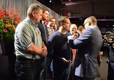 De kersverse leden van de ledenraad krijgen, enigszins tegen de gebruikelijk volgorde der dingen in, een speldje